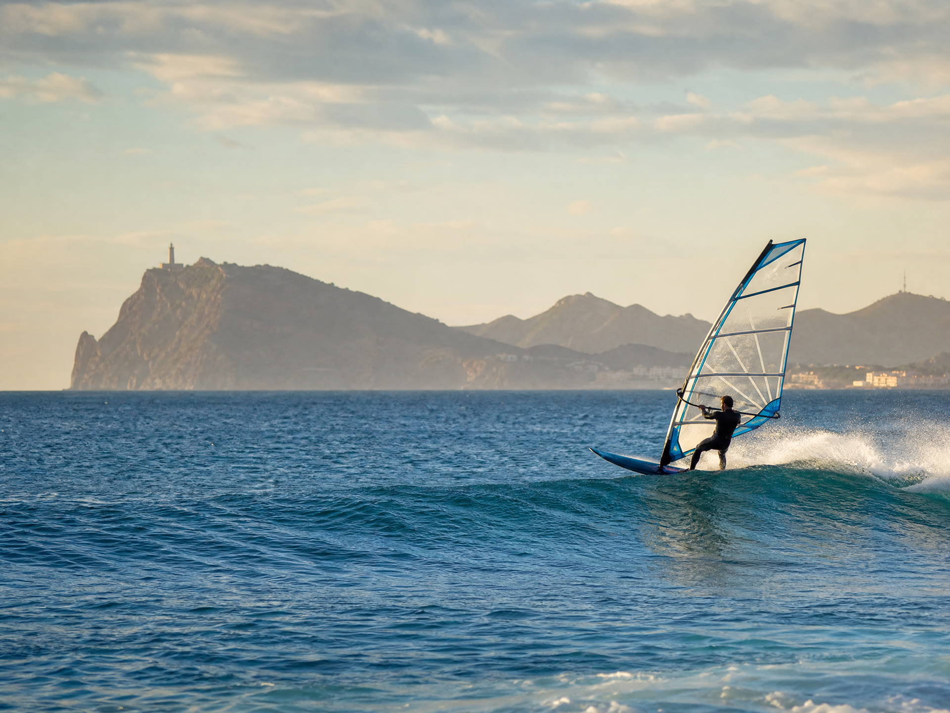 Deporte de viento frente al Mediterráneo